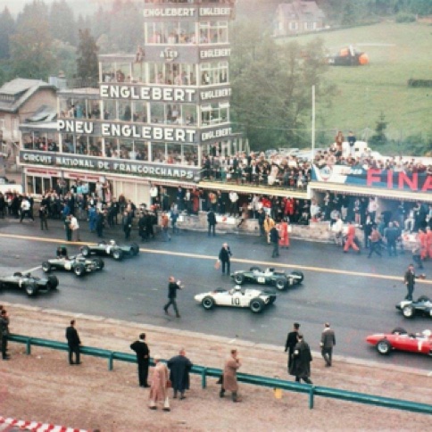 Spa-Francorchamps : grille de départ , Jim est entre les 2 BRM... Hill et Jackie
© "Professeur Reimsparing"
Contribution José Ramón Menéndez Spa-Francorchamps : grille de départ , Jim est entre les 2 BRM... Hill et Jackie
© "Professeur Reimsparing"
Contribution José Ramón Menéndez
